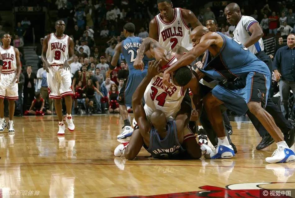 九游体育网页版-包含双方队员在场上你来我往，演绎出一场激情碰撞的词条