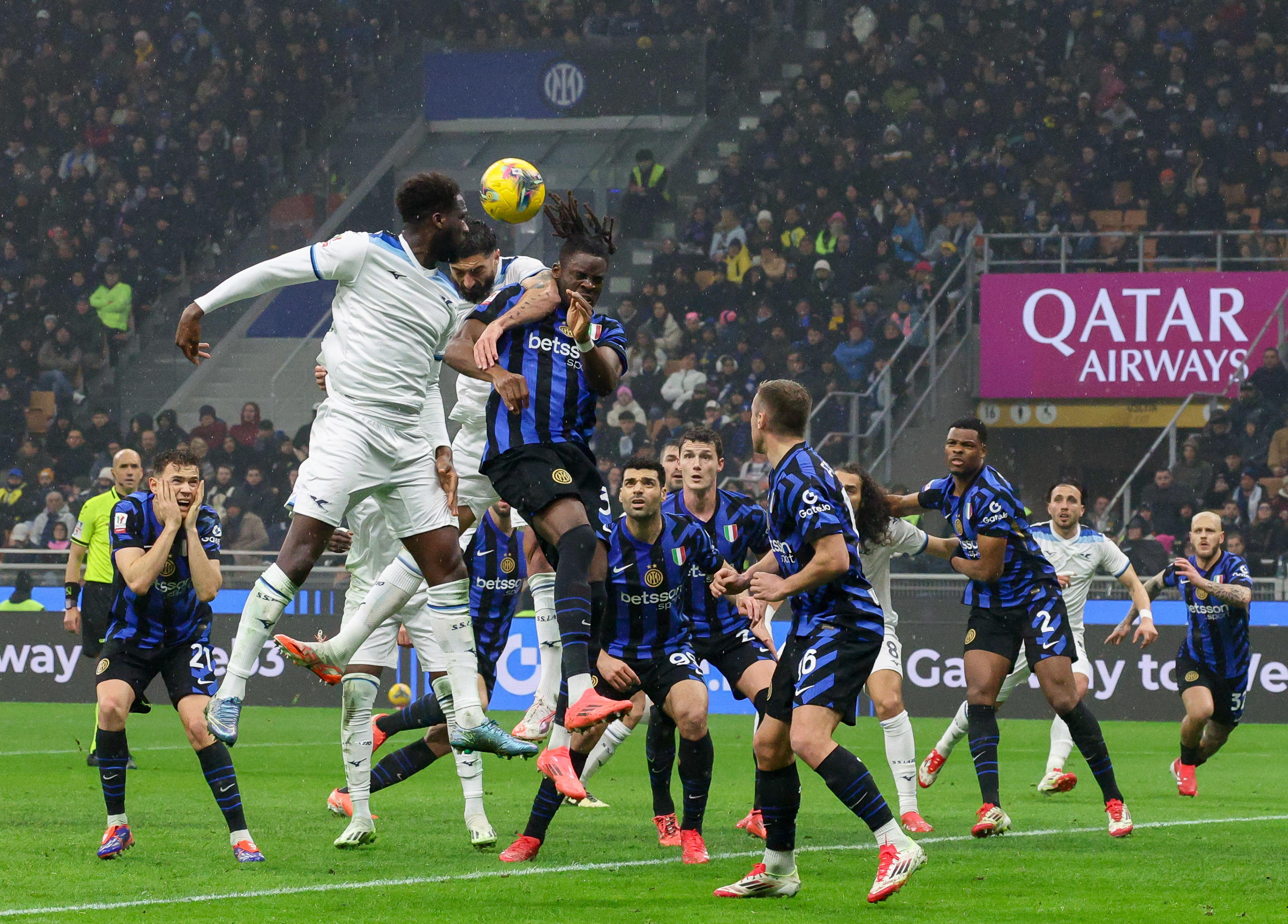 意大利队庆祝胜利,锁定欧洲预选赛资格 意大利队庆祝胜利,锁定欧洲预选赛资格