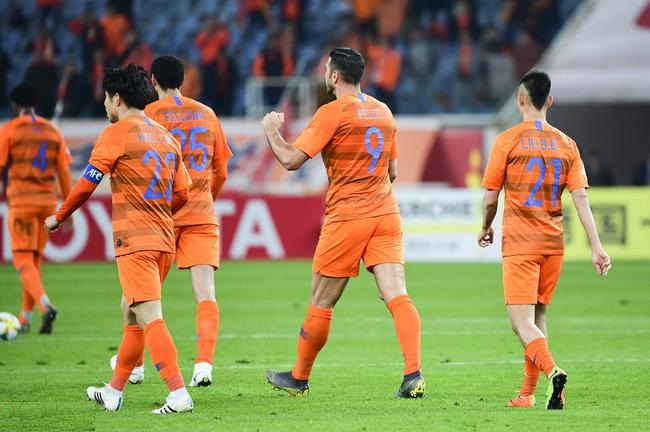 科隆恒大遭遇挑战，艰难夺得宝贵胜利