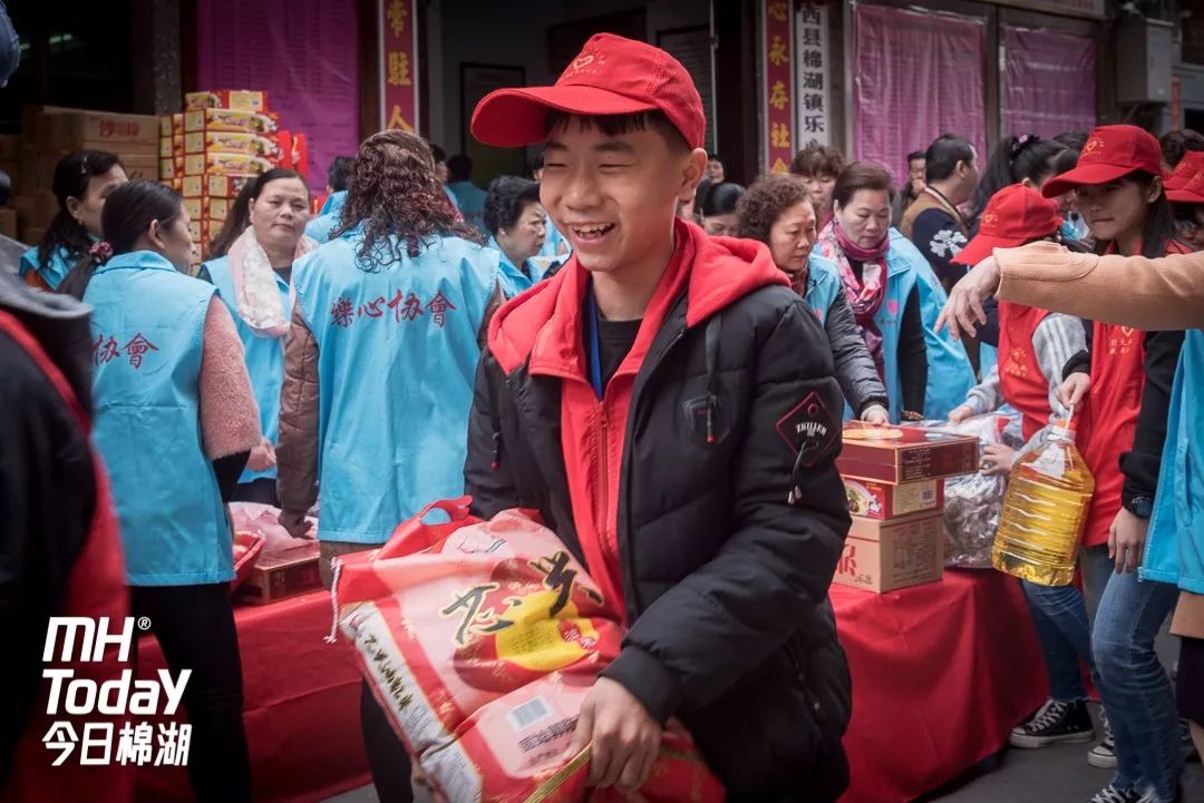 关于湖人球员参加慈善活动,为当地儿童送去爱心和礼物的信息 关于湖人球员参加慈善活动,为当地儿童送去爱心和礼物的信息