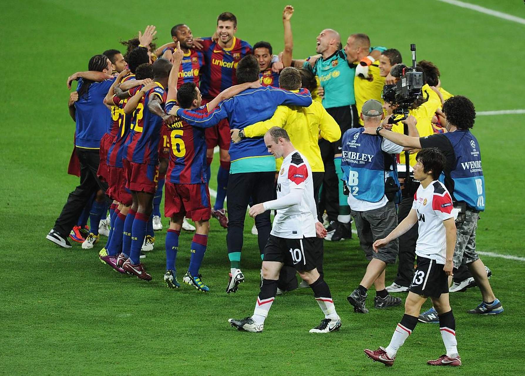 九游体育亚洲官网-关于红红火火足球赛，球员拼搏不惜一切的信息