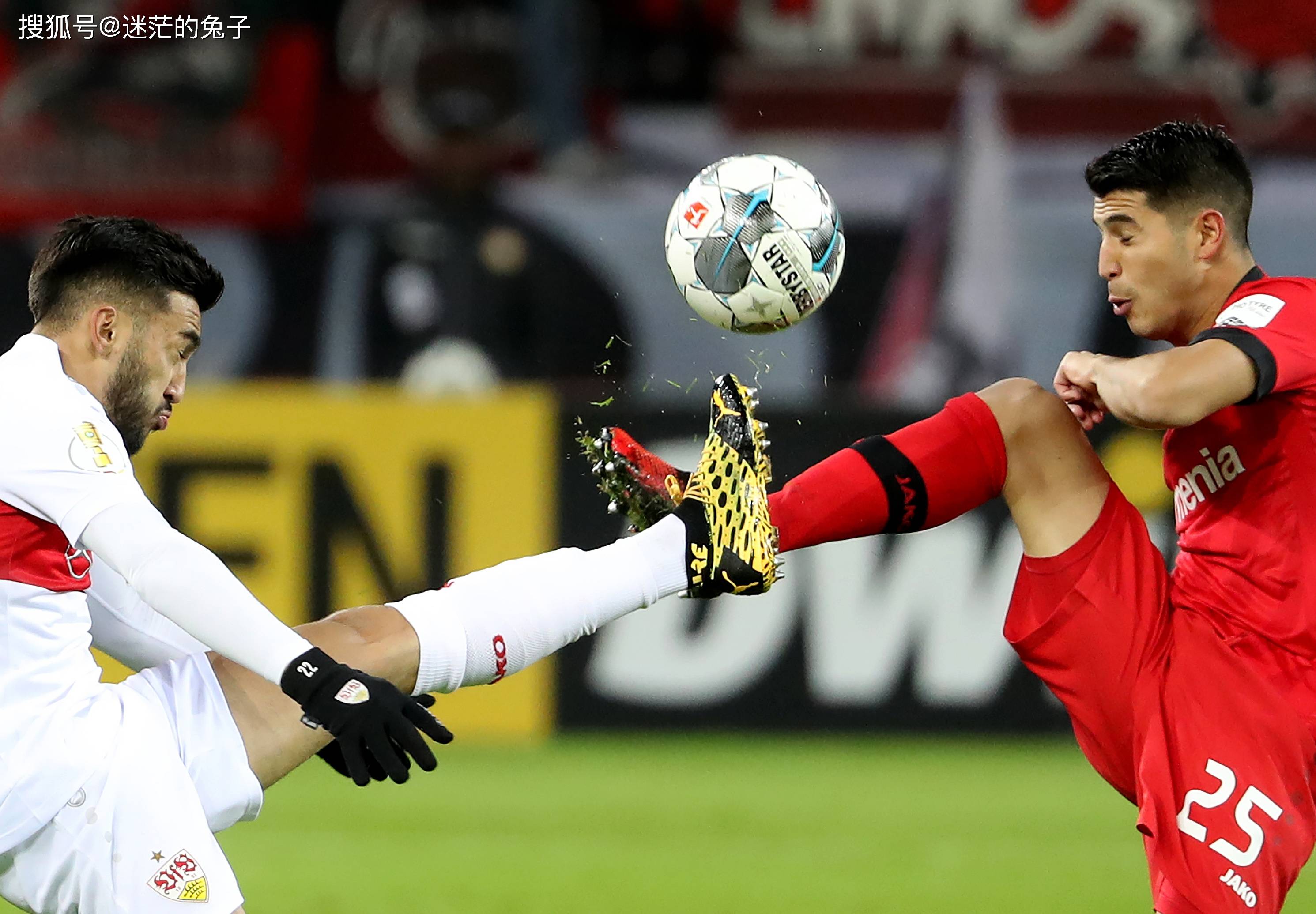 斯图加特队球员在比赛中尽展技术特点