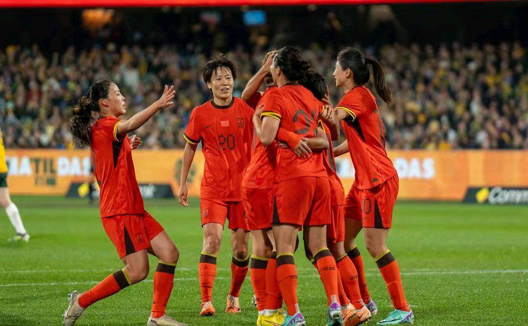 紧张足球比赛将要打响，球员们全力以赴备战决胜的简单介绍