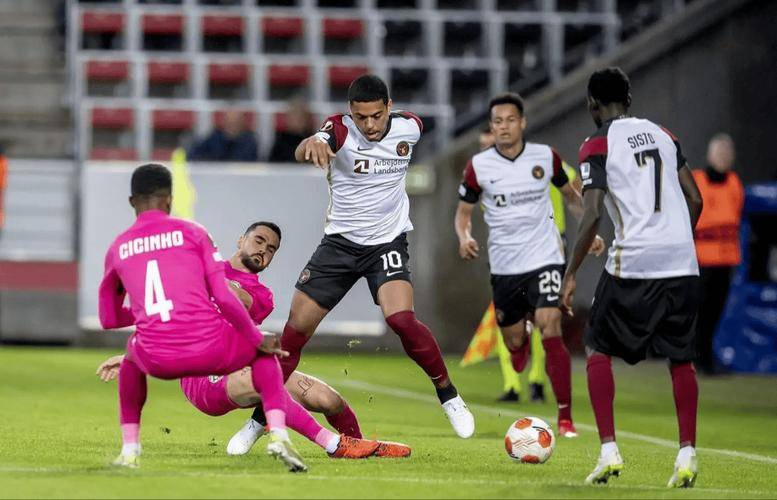 包含丹麦主场战胜芬兰，稳固领先地位的词条