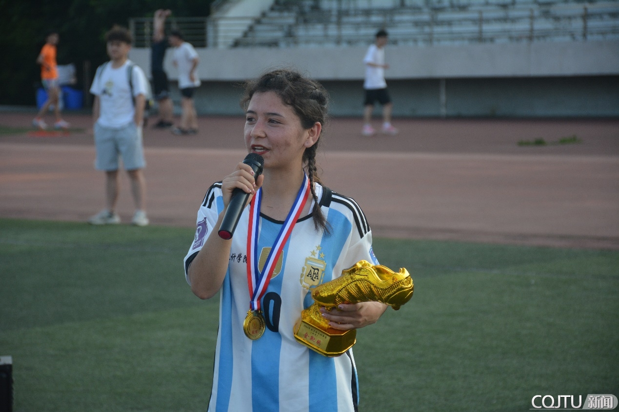 包含耀眼战果：女足比赛运动员斩获佳绩的词条