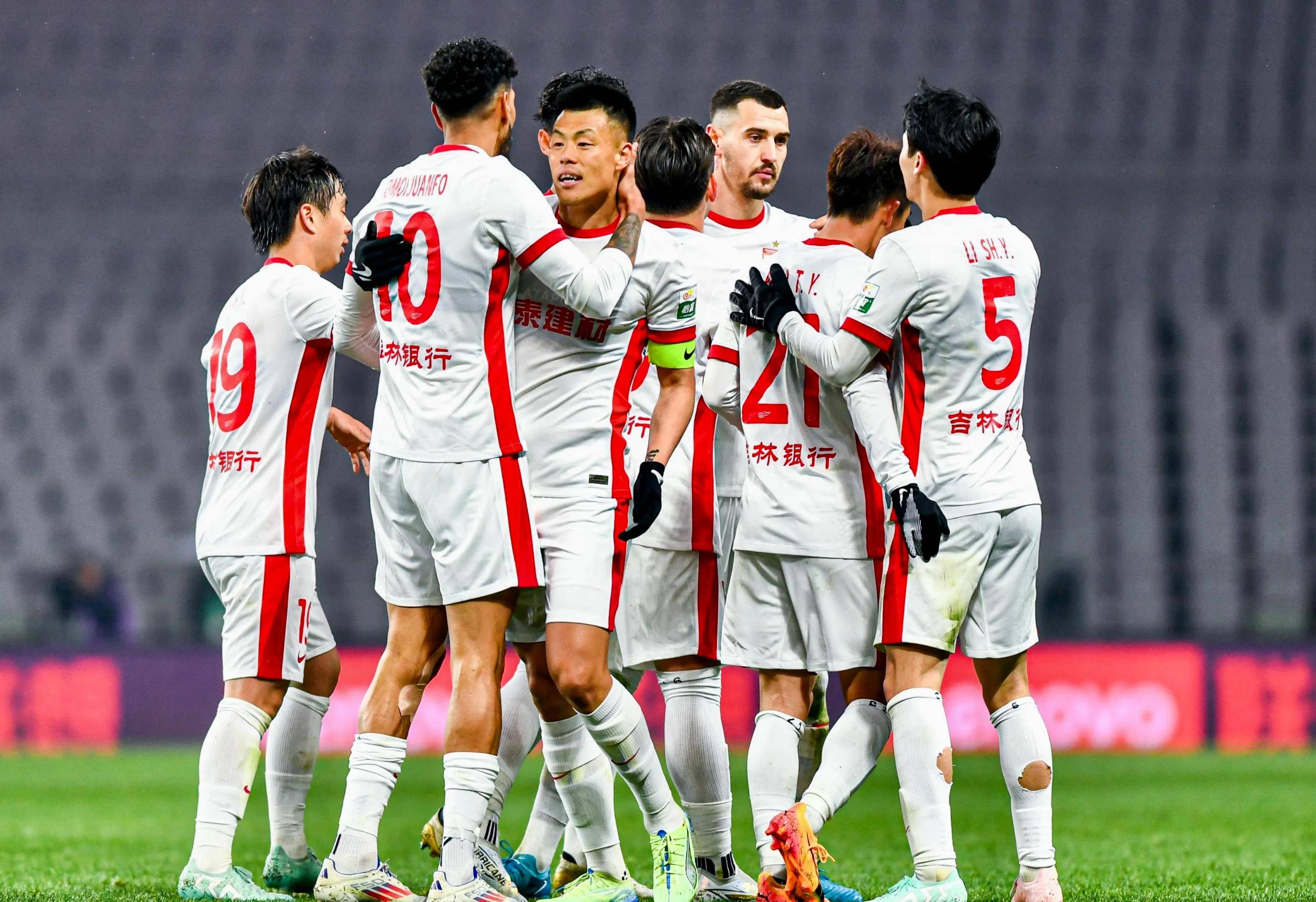 中超四强争锋，亚冠冠军之路岌岌可危的简单介绍