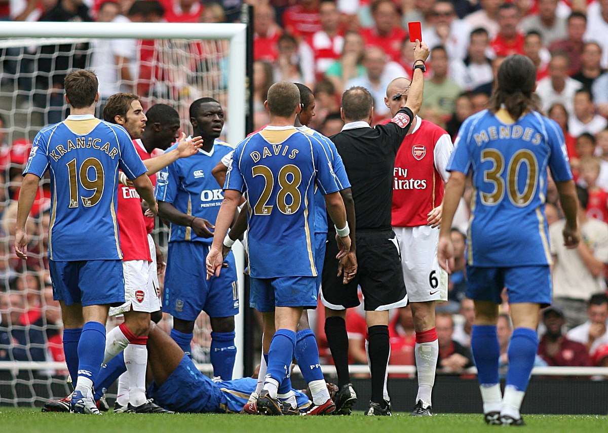 包含彼德堡主场击败对手，保级希望持续的词条