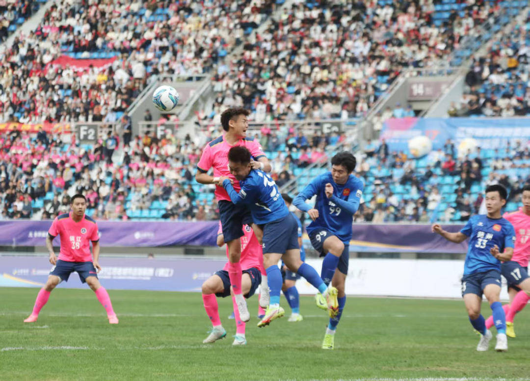 足球巨星争夺桂冠，全场观众沸腾助威