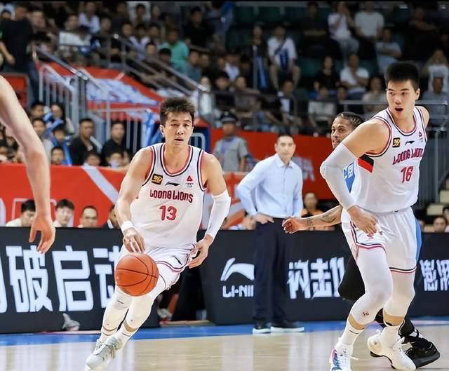 -外线射手状态火热，带领球队风光夺冠的简单介绍