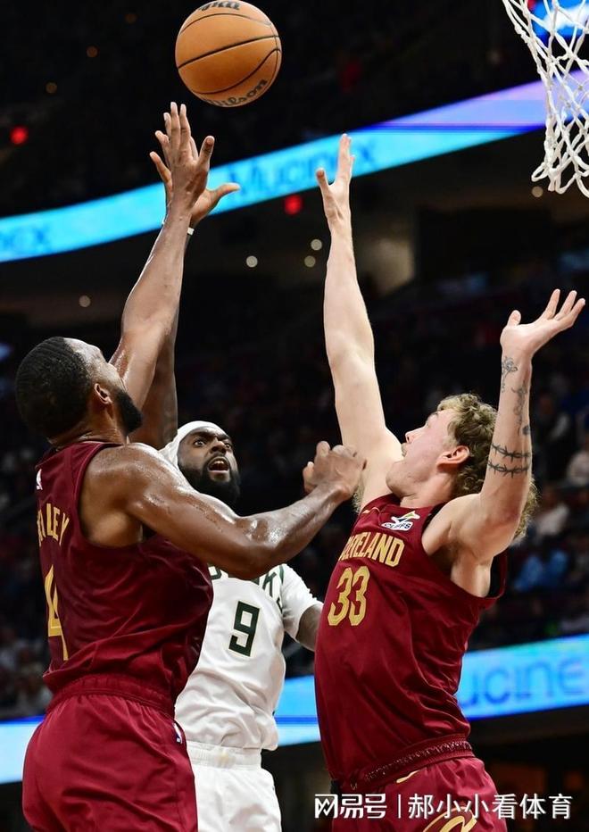 太阳击败雄鹿，保持不败战绩