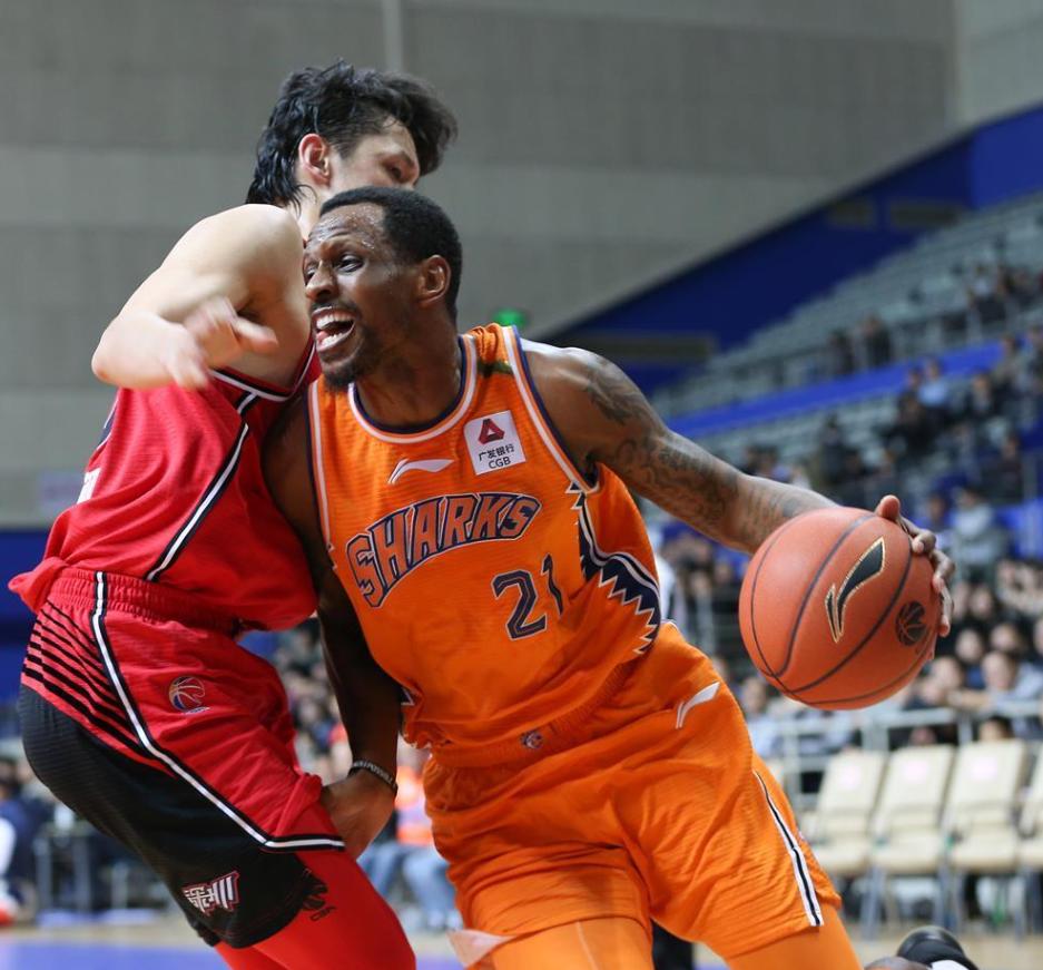 外援球员在比赛中打出高效表现