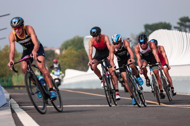 关于铁人三项赛事中选手们展现出色体能的信息 关于铁人三项赛事中选手们展现出色体能的信息