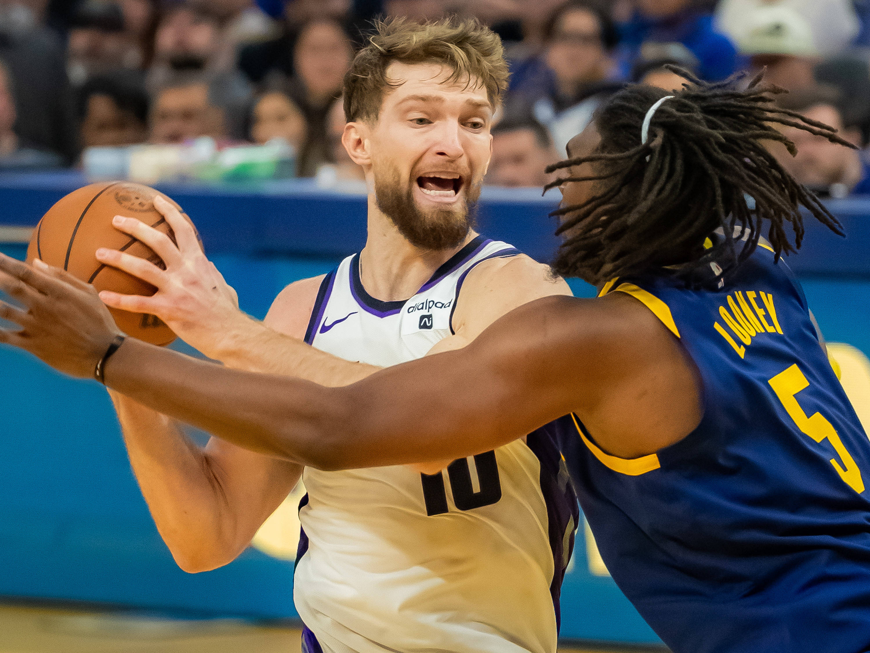 顶级球星在篮球联赛中展现崭露头角