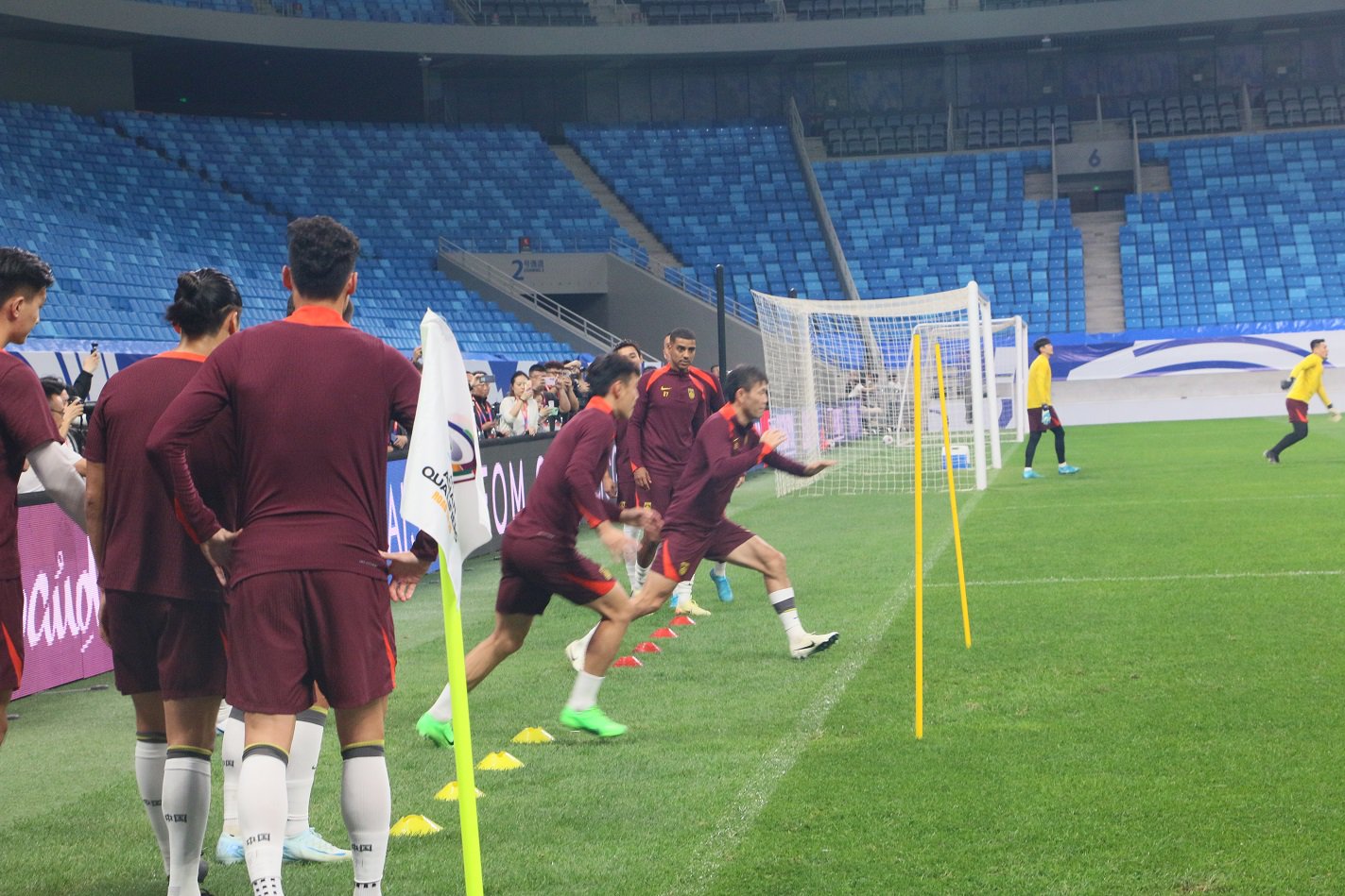 顶尖球队比拼，各显绝活争取胜利的简单介绍