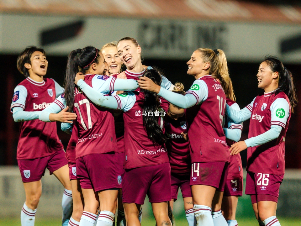 足球联赛中，女队的精彩表现引人注目