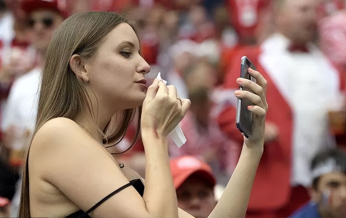 足球世界杯带来全新视角,球迷狂热支持 足球世界杯带来全新视角,球迷狂热支持