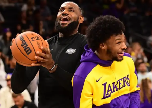 湖人队员爆发个人能力,帮助球队夺得连胜 湖人队员爆发个人能力,帮助球队夺得连胜